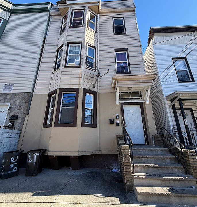 1st image of 270 Littleton Ave #1R