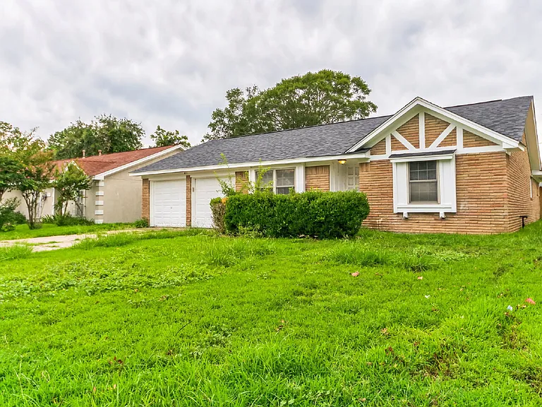 700 Meadowglen Dr — Photo 4