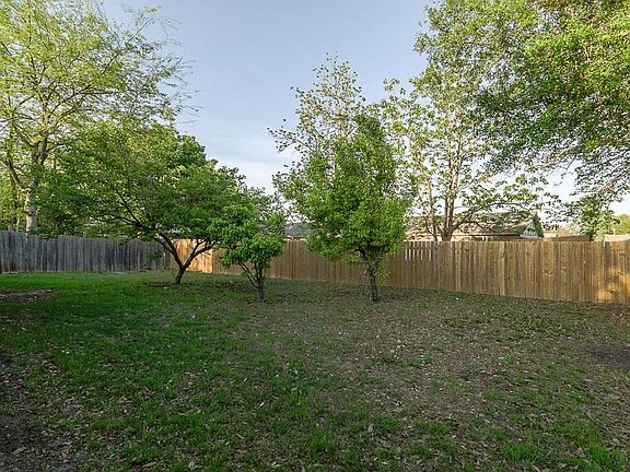5th image of 1610 Dove Dr
