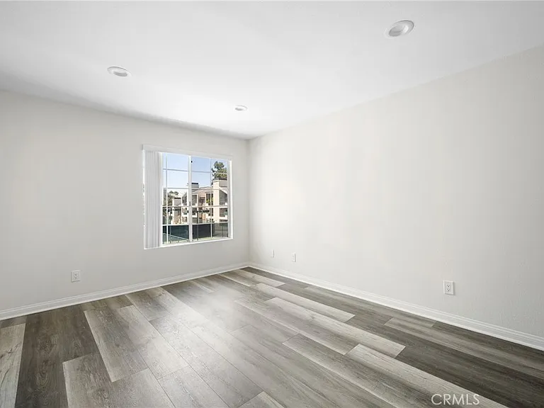 5565 Canoga Ave #307 — Photo 16