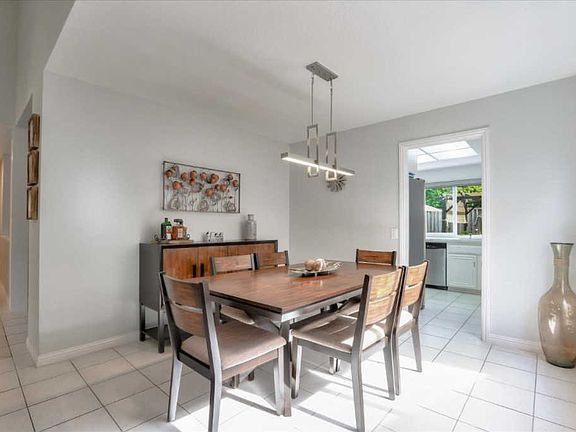 5th image of 512 Century Oaks Way