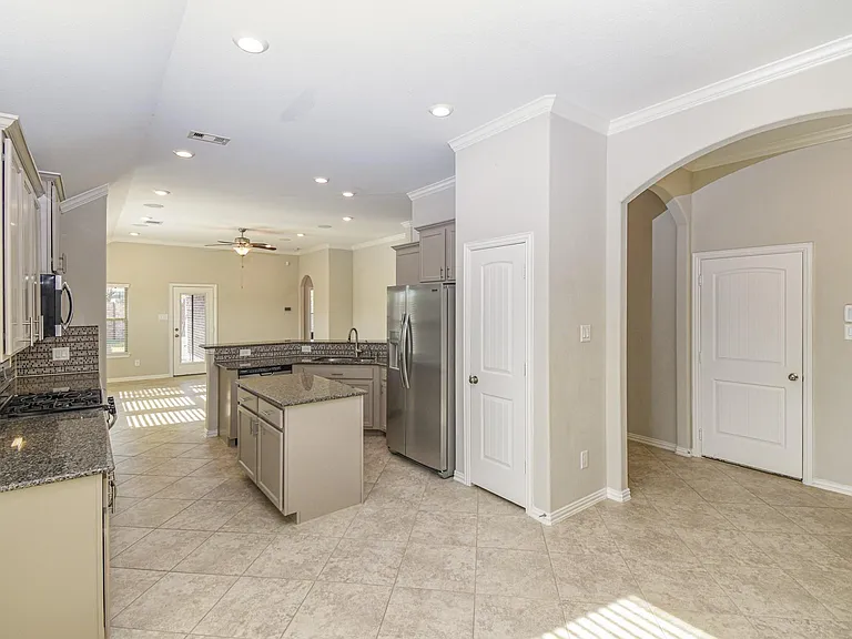 9403 Briscoe Bend Ln — Photo 6