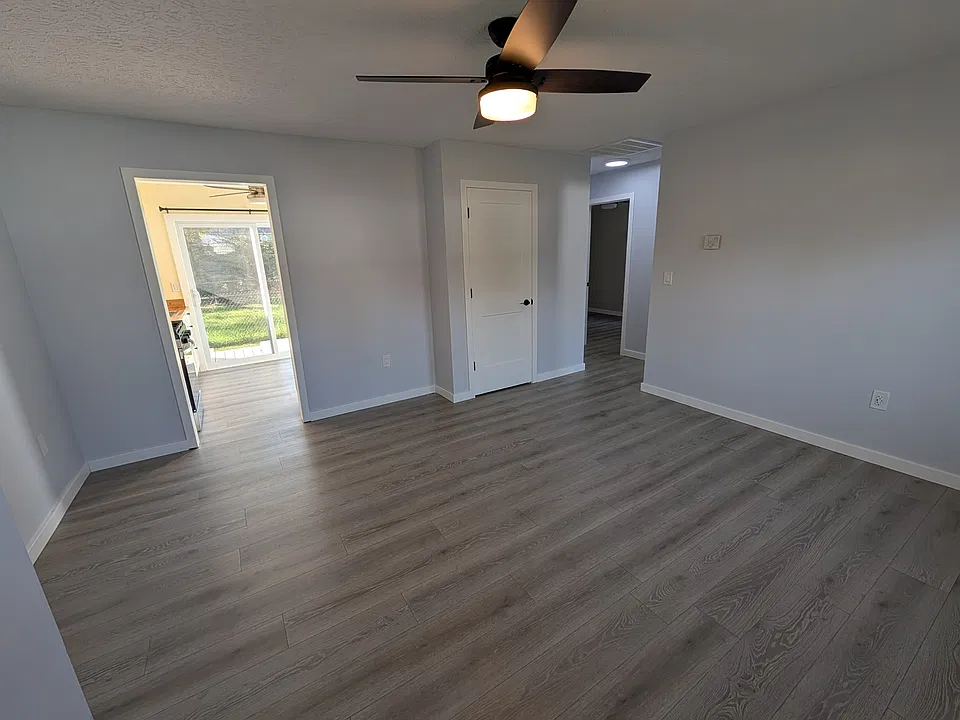 Living Room 15' x 14'