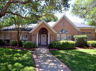 303 Woodlands Ln, Victoria, TX 77904