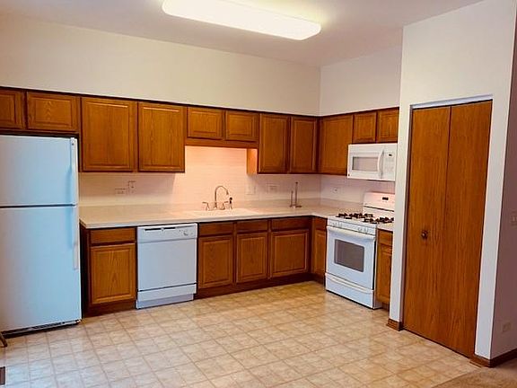 Kitchen, lots of storage space,all white appliances