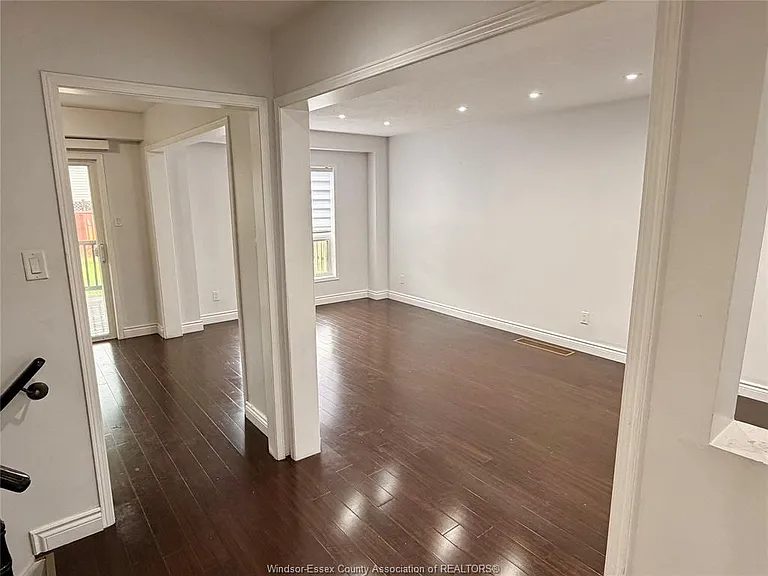 1000 Peach Blossom Cres — Photo 3