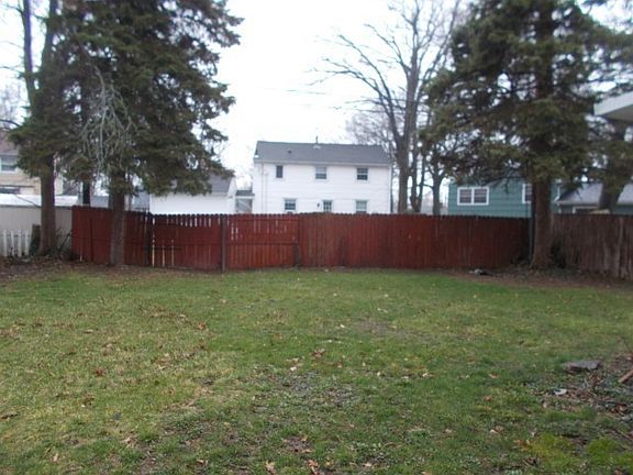 3rd image of 19 Fairview Ct