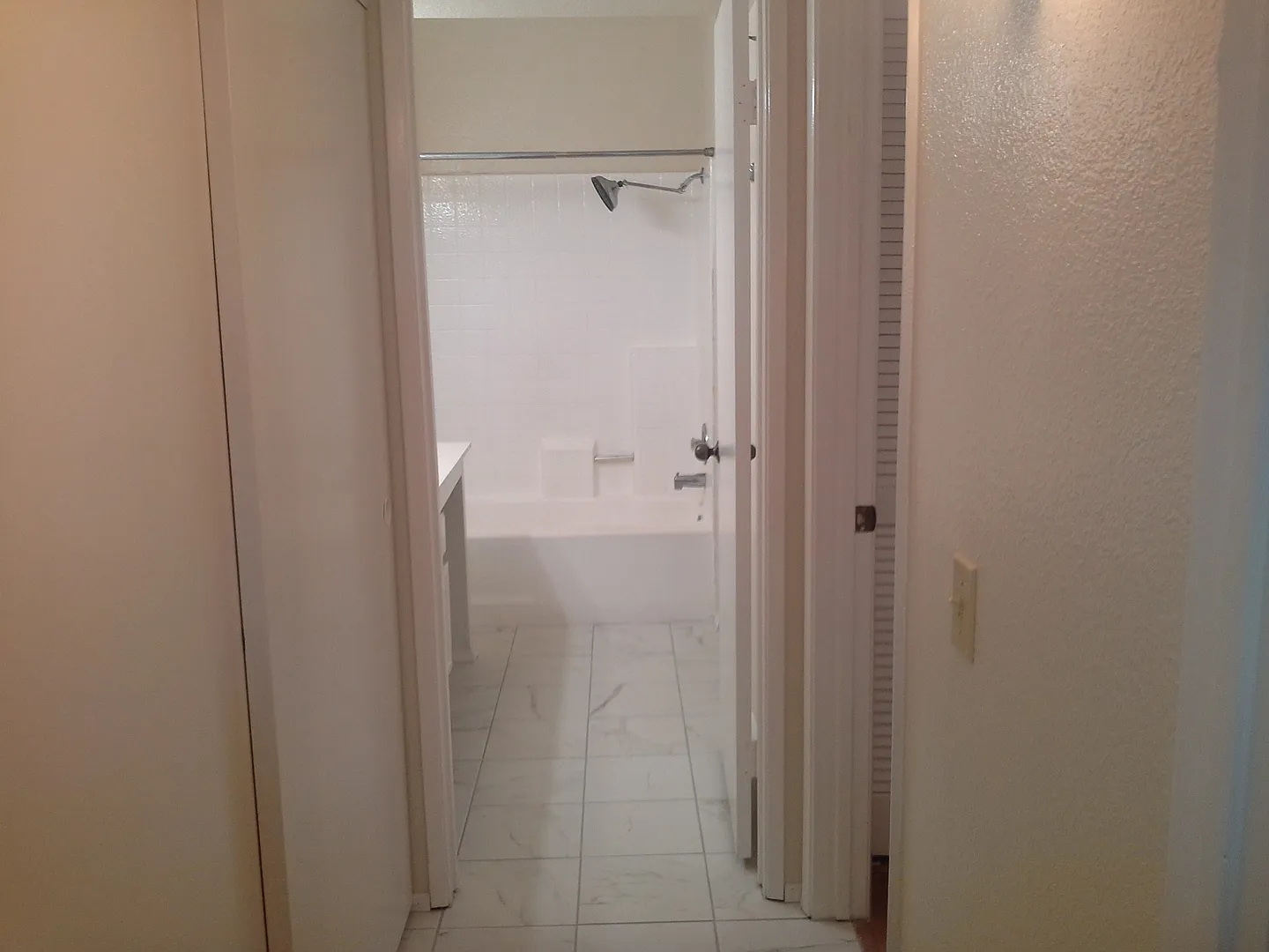 Spacious 2 bedroom, 2 bathroom — Photo 3