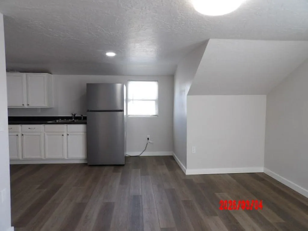Building Photo - 204 S Chestnut St #5