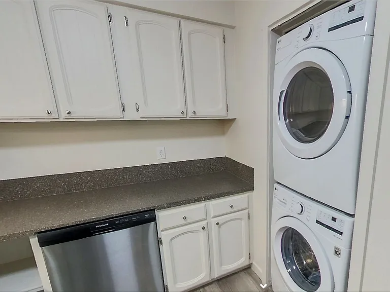 Parkwood Apartments — Photo 4