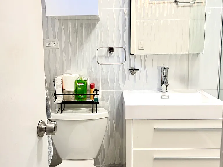 129 E Bellevue Pl #301 — Photo 14