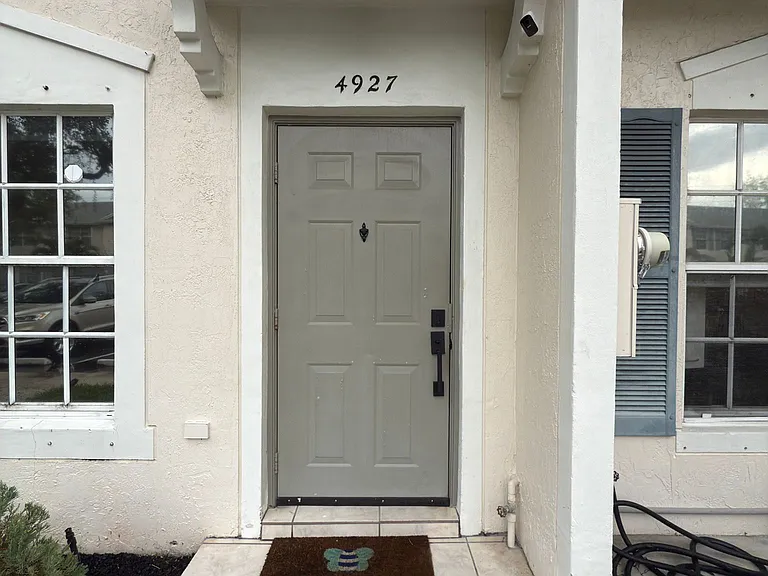 4927 SW 31st Ter — Photo 2