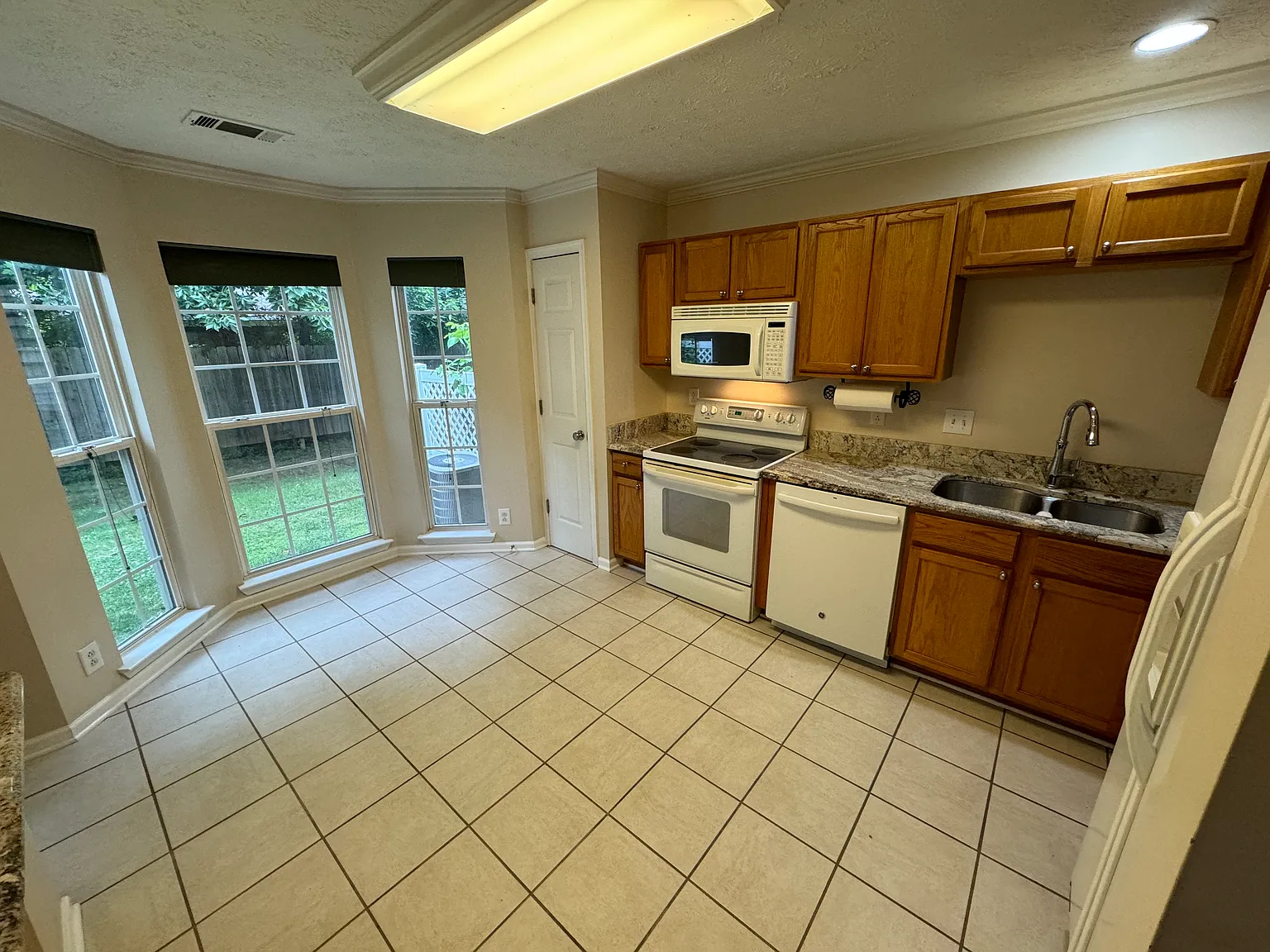 2 bed, 1.5 bath, 1350 sqft, $1,750 — Photo 2