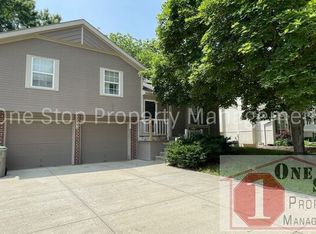 712 NE Adams Dr, Lees Summit, MO 64086