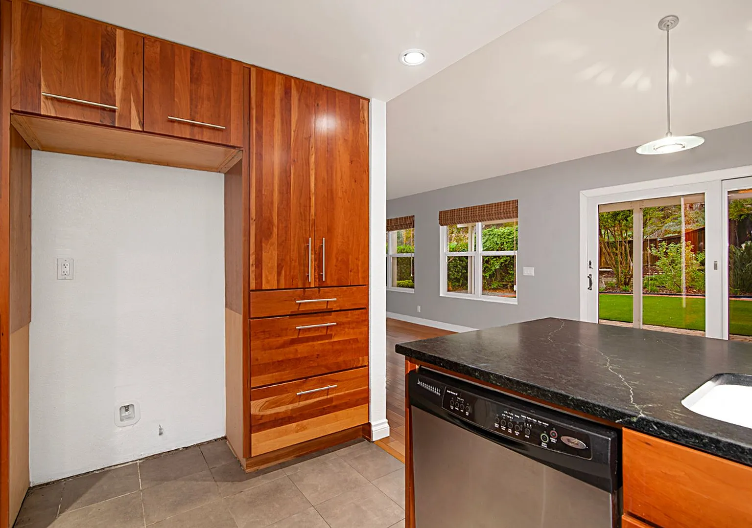 Modern 3BR/2BA Single-Family Home with Large Backyard in Scripps Ranch — Photo 4
