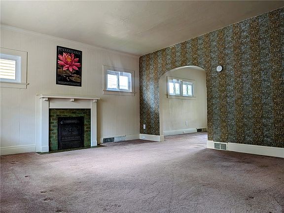 5th image of 215 Mitinger Ave