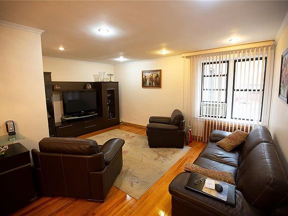 3rd image of 2525 W 2nd St APT 1F