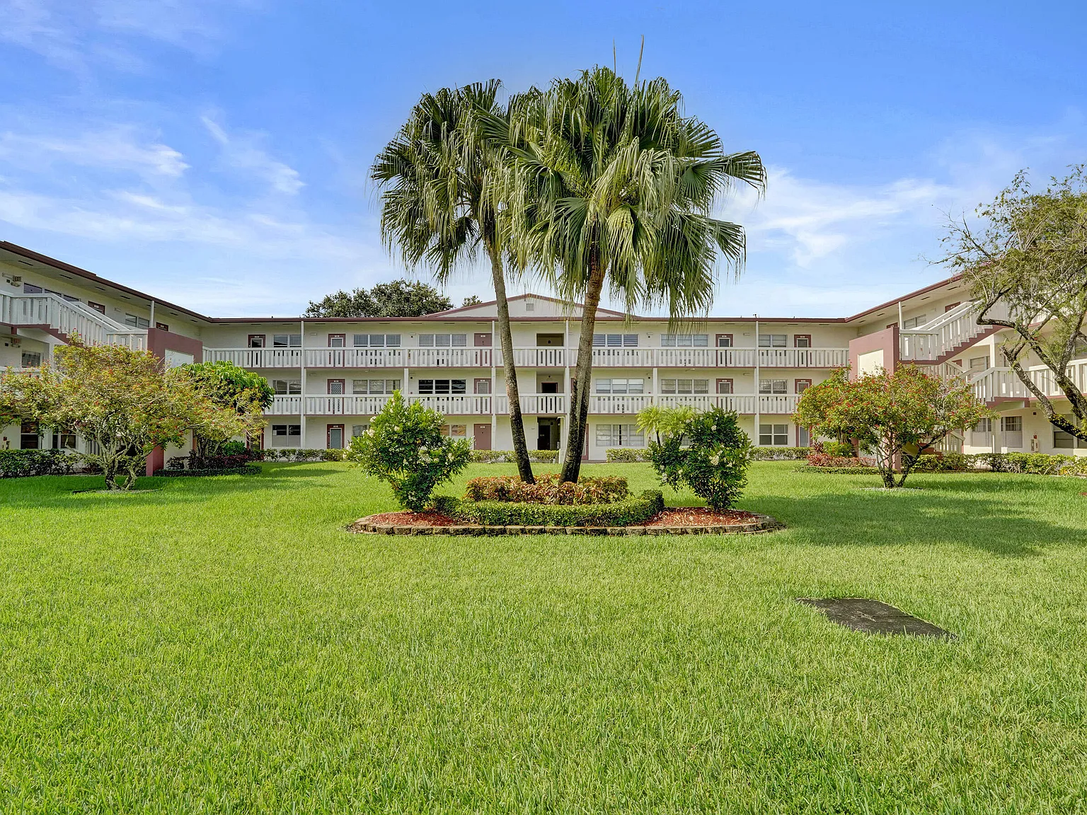 1 bed, 1.5 bath, 702 sqft, $1,300 — Photo 2