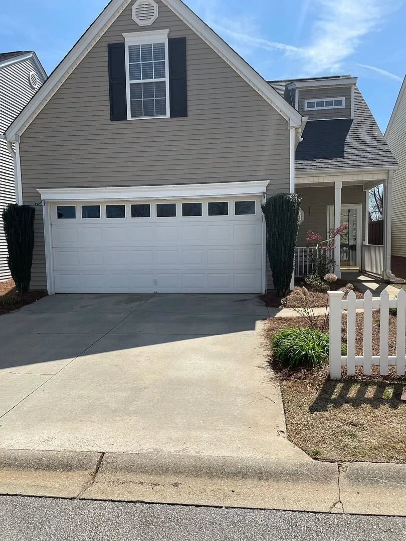 Lovely 3 Bedroom 2.5 bath Home in Bridges Estates, walking distance to Bridgeway Station!! — Photo 1