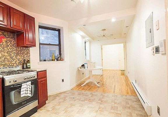 3rd image of 437 De Kalb Ave #2R