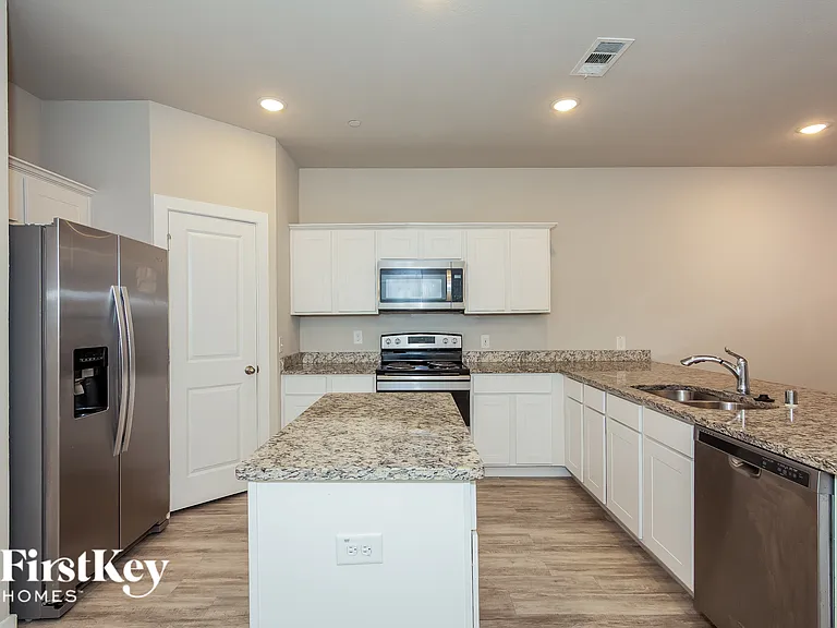 613 Sophia Way — Photo 7