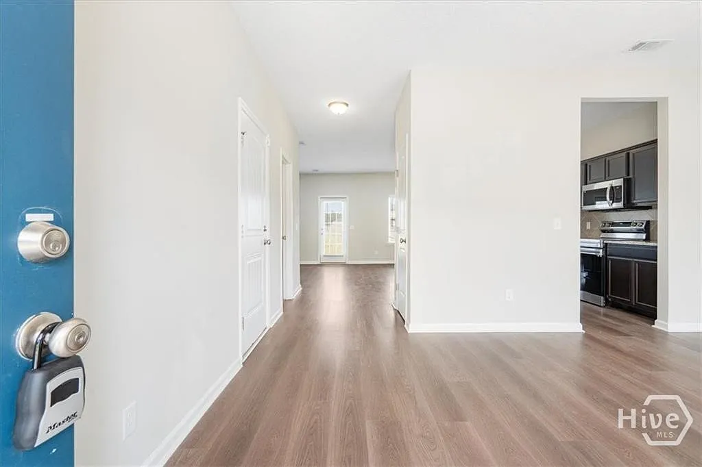 4 bed, 2.5 bath, 2236 sqft, $2,400 — Photo 2