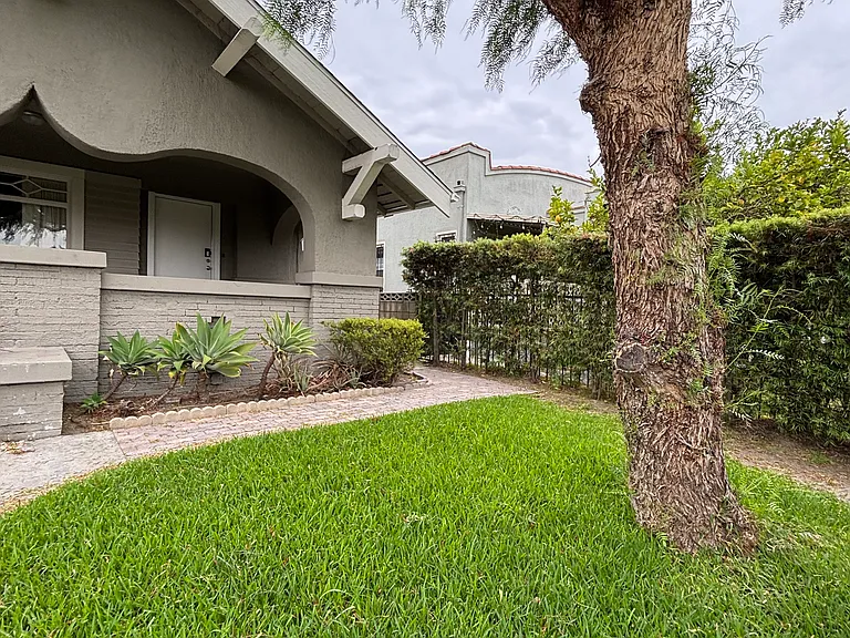3662 1/2 Arlington Ave — Photo 16