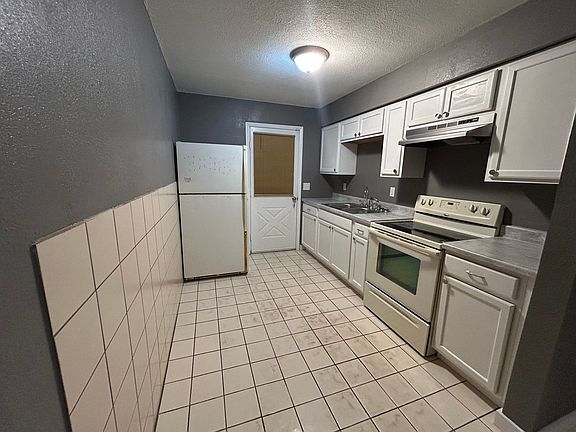 2nd image of 1887 Debbie St