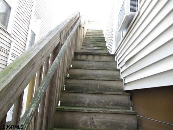 4th image of 10 N Montpelier Ave