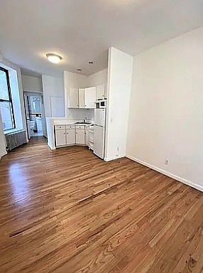 4th image of 247 E 62nd St APT 7