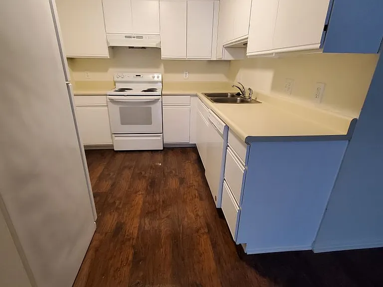 414-417 426 Munson Pl — Photo 5