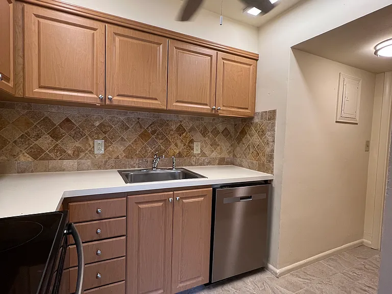 2501 NE 11th St #6 — Photo 2