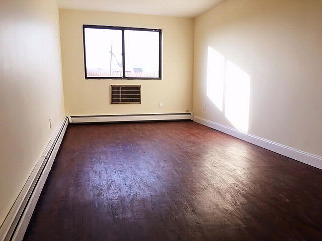 1st image of 3014 Steinway St