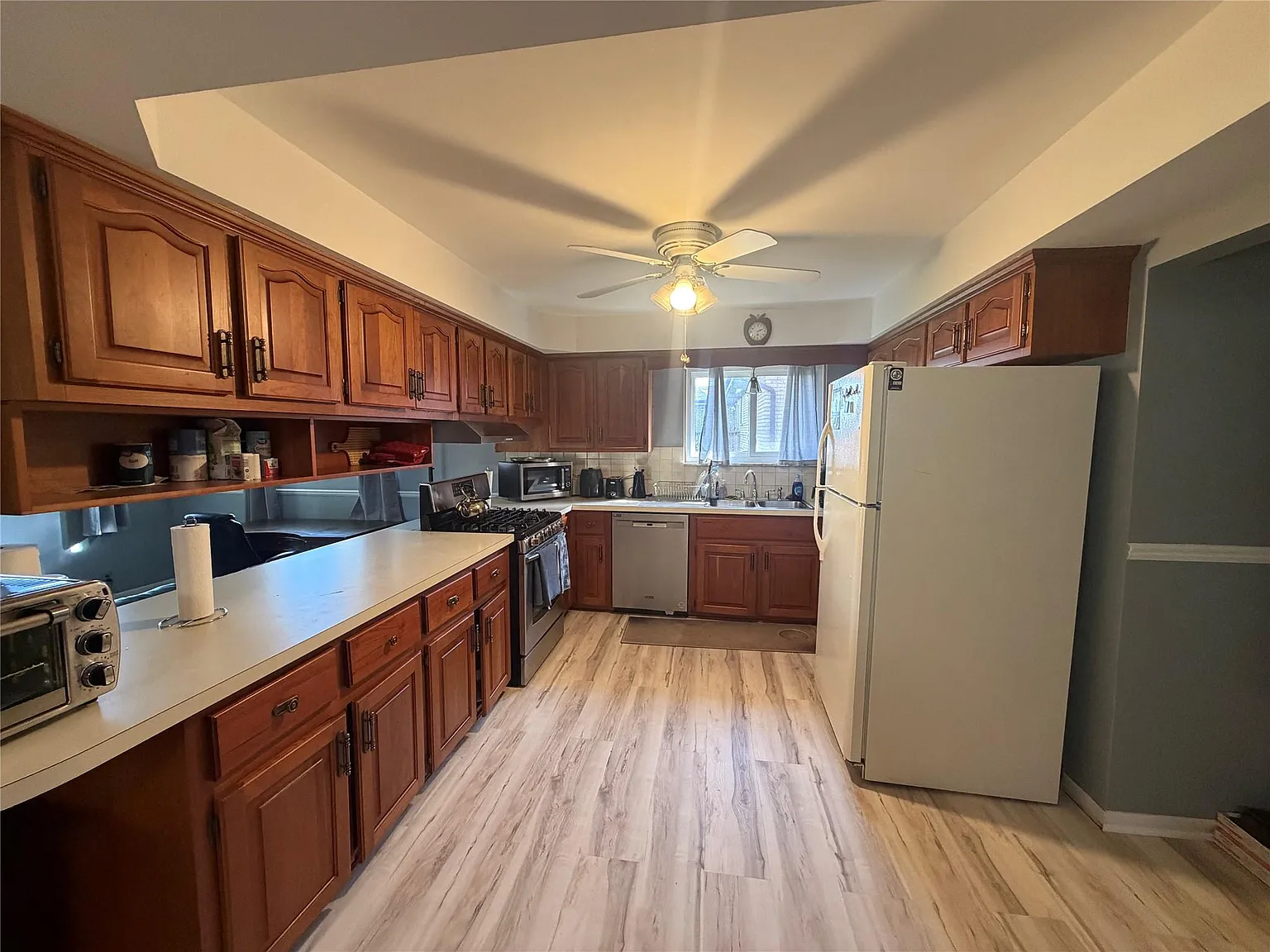 4 bed, 2.0 bath, 1919 sqft, $2,900 — Photo 4