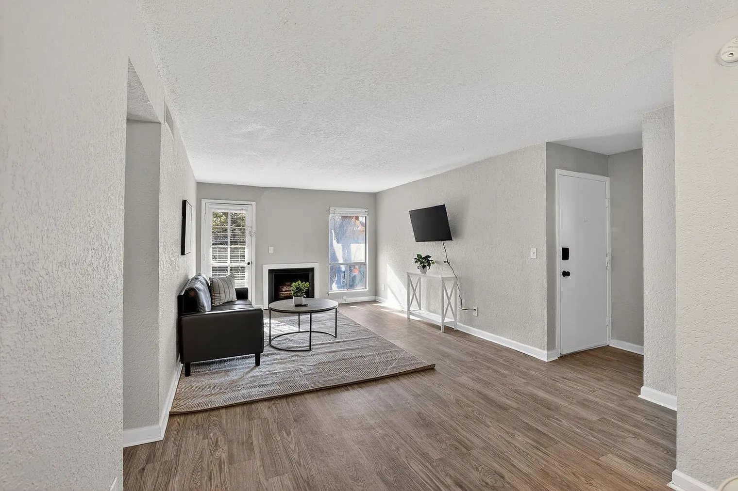 2 bed, 1.0 bath, 9913 sqft, $2,310 — Photo 3