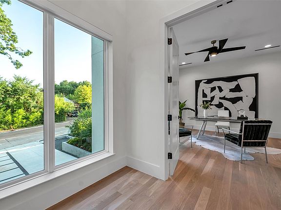 4th image of 419 W Colorado Blvd