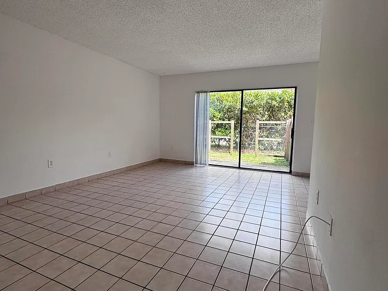 417 Palm Cir E #417 — Photo 5
