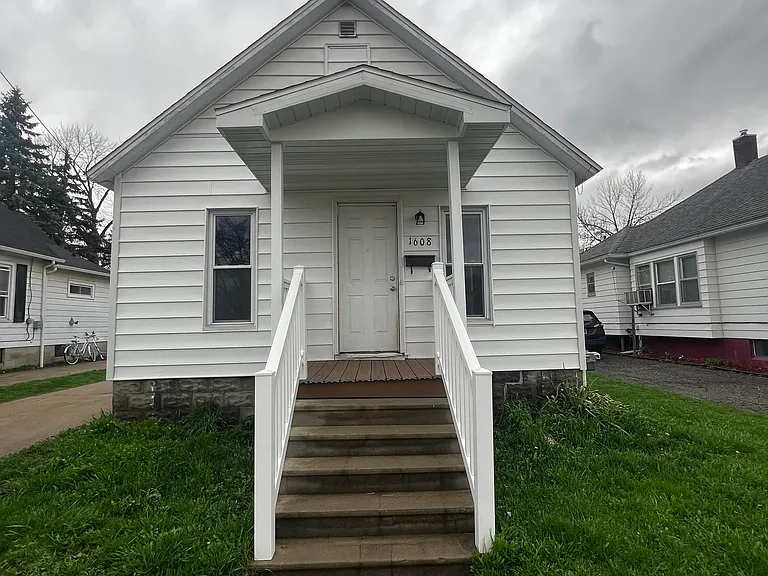 1608 Holmes St — Photo 1