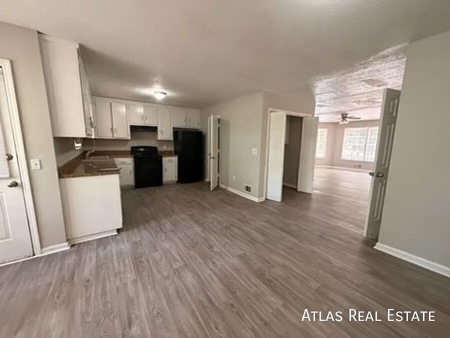 3 Bedroom Townhome near Eastside Schools and Shopping! — Photo 4