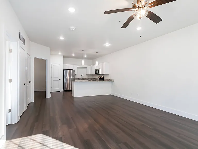 The Lakewood House Apartments — Photo 38