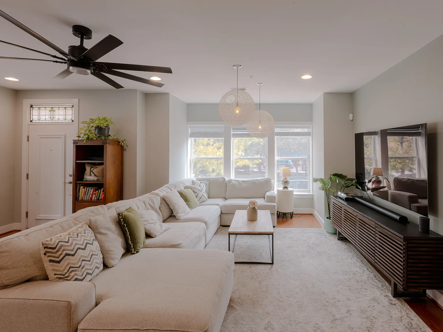 3 bed, 2.5 bath, 2051 sqft, $4,850 — Photo 3