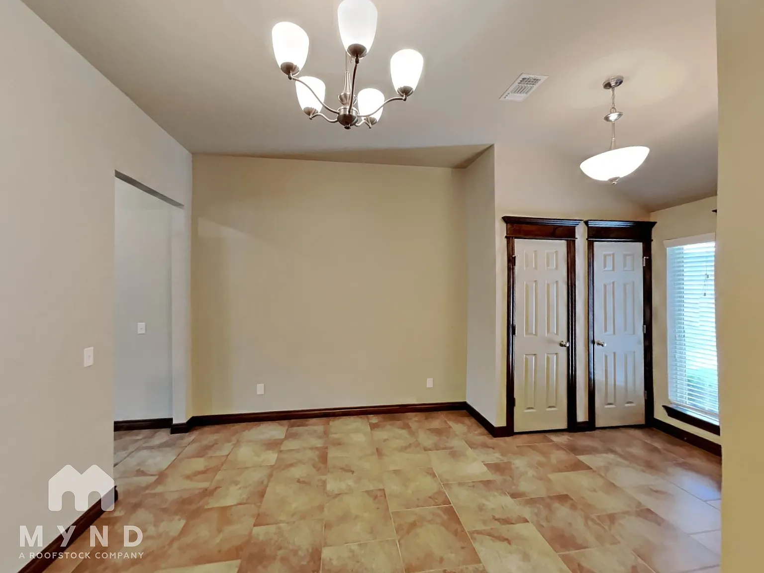 3 bed, 2.0 bath, 1474 sqft, $1,575 — Photo 3