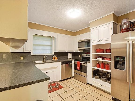 4th image of 210 Pine Lake Dr