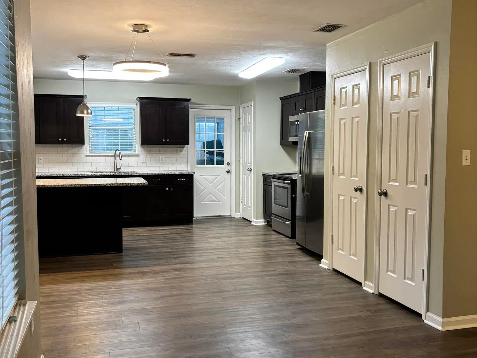 3 bed, 1225 sqft, $2,195 — Photo 4