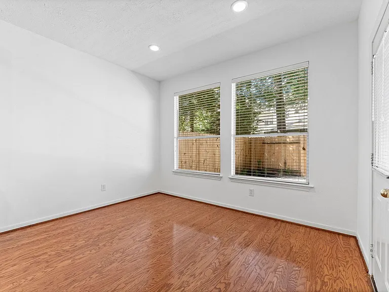 39 E Burberry Cir — Photo 16