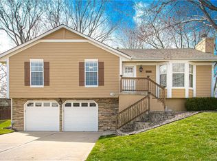 1712 NE Whitestone Dr, Lees Summit, MO 64086