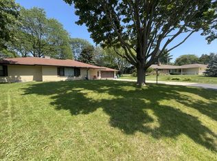 530 Rosedale Dr, Thiensville, WI 53092