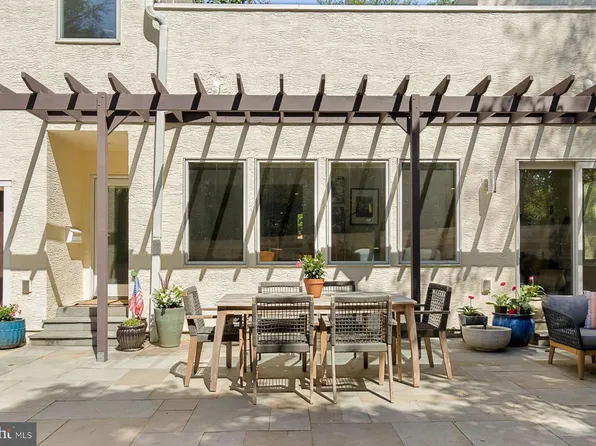 7621 Saint Martins Ln, Philadelphia, PA 19118