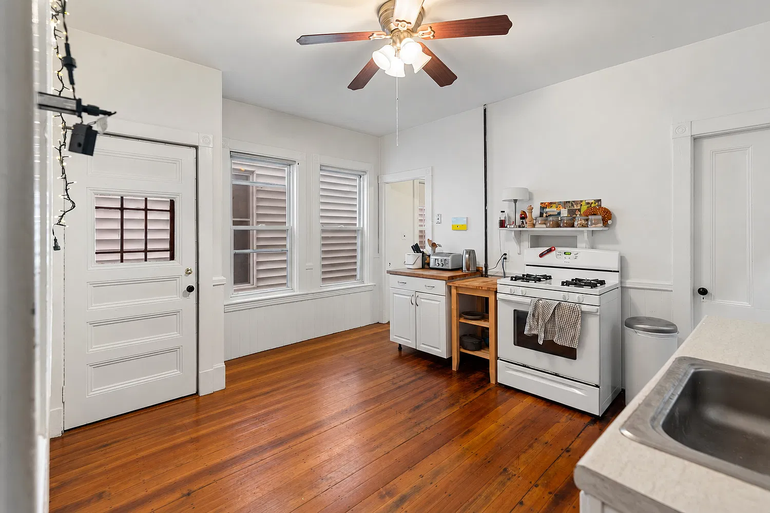 2 bed, 972 sqft, $3,250 — Photo 2