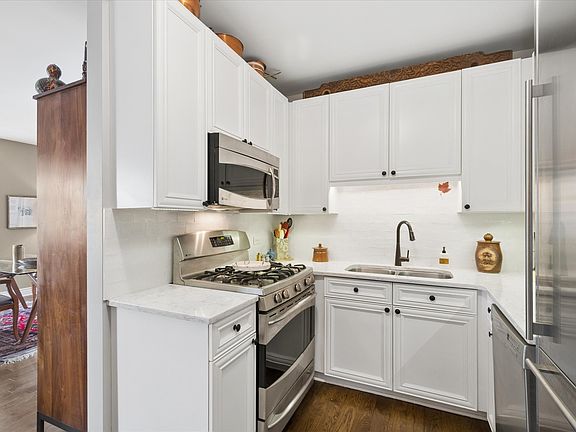 5th image of 21 W Chestnut St APT 809